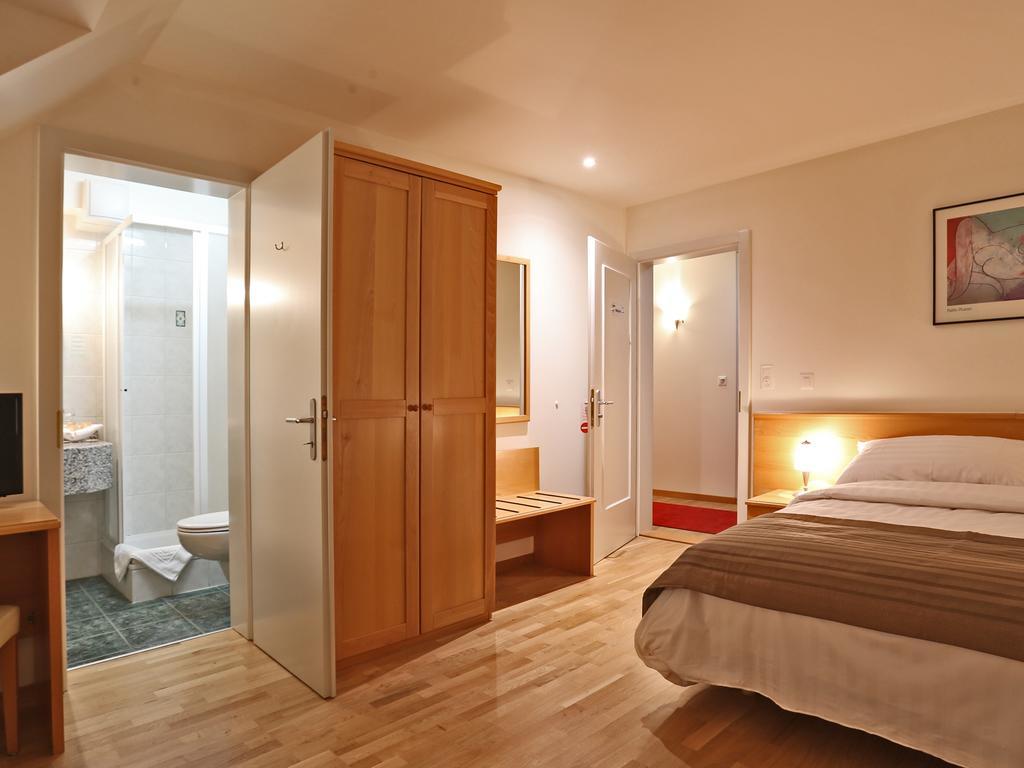 Hotel Du Cheval Blanc - City Center Bulle Room photo